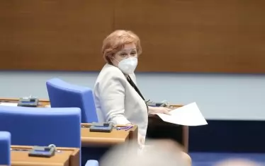 Въпросът със здравните осигуровки бе повдигнат пред председателя на бюджетната комисия Менда Стоянова, но тя също изтълкува превратно закона.