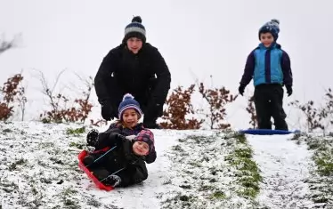  Жителите на Великобритания също използваха снега, за да се позабавляват.  