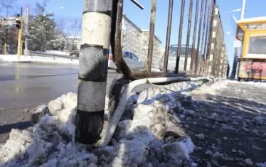 Ток по оградата в центъра на София. 