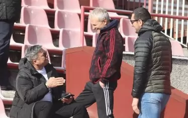 Собственикът на "ЦСКА-София" Гриша Ганчев (в средата) дойде на "Българска армия" да нагледа отбора в контролата срещу "Ботев" (Вр), а с него бе и тарторът на агитката на "червените" Иван Велчев, популярен с прякора си Кюстендилеца (вдясно).