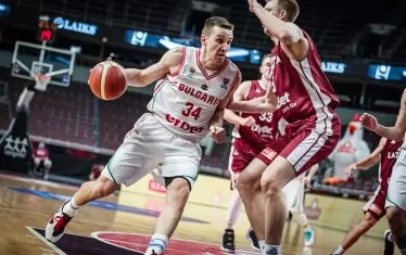 Димитър Димитров пробива с дрибъл към коша на домакините