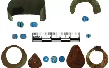  Част от мънистата, гривните и вероятно обеци. 