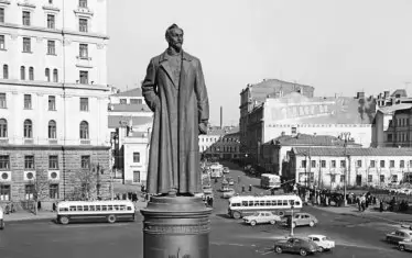Паметникът пред сградата на КГБ скоро след поставянето му.