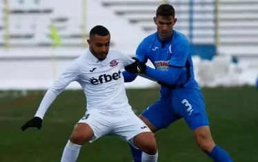  Билал Бари (в бяло) по време на неделното гостуване на "Монтана" срещу "Левски", спечелено от "сините" с 2:0. 