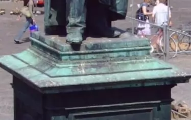 Паметникът на Бетовен, който става косвена причина за листоманията в Европа в средата на XIX век.