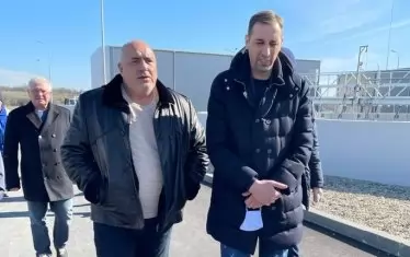 В същото време Борисов разглеждаше пречиствателна станция в Ямбол. Зад него в мразовитата утрин е финансовият министър Кирил Ананиев.