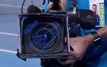 Минути след успеха си във II кръг на Australian Open Григор Димитров посвети победата на Хасково, изписвайки името на родния си град върху специалната стъклена приставка пред обектива на ТВ камерата.