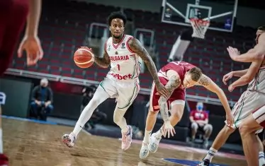 Най-резултатният играч в тима ни - Дий Бост, атакува към коша на Латвия.