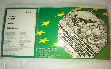 Автентичната членска карта на италианската Радикална партия със закодирания образ на Махатма Ганди.