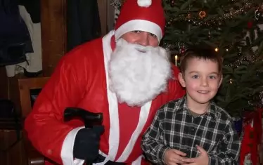  Стоян Кирчев като Дядо Коледа с внука си Александър.