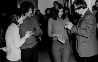 Сватбата през 1978 г. на Стоян Кирчев със съпругата му Весела (и кумове Ани Богоева и Йордан Георгиев) - пуловери и дънки вместо бяла рокля и черен костюм.