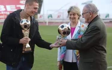 На стадион "Българска армия" бе и досегашният втори капитан на "ЦСКА-София" Валентин Антов, който вчера бе трансфериран в "Болоня". Той получи наградите си за футболист №2 на България за 2020 г., както и за най-добър защитник за м.г. от почетния президент на клуба Димитър Пенев, както и от Весела Лечева, представляваща "Дакс Медия" - организатор на анкетата "Футболист на годината".