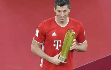 Роберт Левандовски държи приза за най-добър футболист на FIFA World Club Cup 2020.