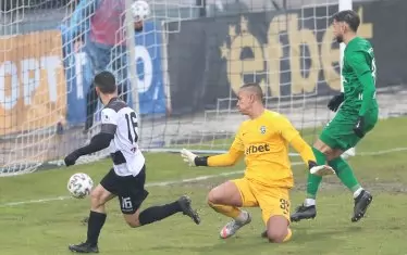  Лукас Салинас (вляво) току що е отбелязал победния гол за "Локомотив" (Пд).