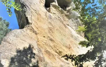  Труднодостъпната скална килия „Диреклията“.