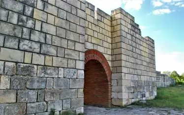  Възстановка на Главната порта на първата българска столица Плиска.