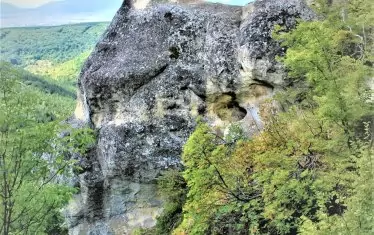  Скалната забележителност „Окото“ на Шуменското плато.