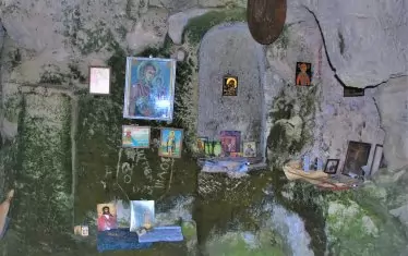  Олтар в Костадиновия манастир на Шуменското плато.