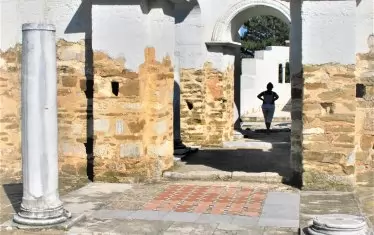  Частично възстановената Златна църква в Преслав.

