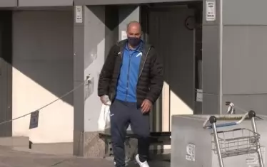  Капитанът на "Левски" Николай Михайлов излиза от столичното летище и се отправя към автобуса на отбора.