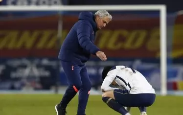 Мениджърът на "Тотнъм" Жозе Моуриньо успокоява южнокорейския нападател Сон Хюн-Мин след загубения 1/8-финал.