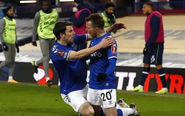 Бразилецът Бернард (вдясно) не може да си намери място от радост след победния гол срещу "Тотнъм" в продълженията.