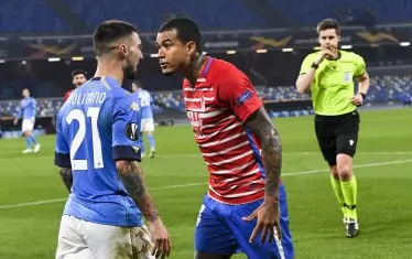 Бразилският халф на "Гранада" Кенеди (в средата) налита на Матео Политано ("Наполи") в ситуация, при която главният рефер Даниел Зиберт (вдясно) показа жълти картони и на двамата.