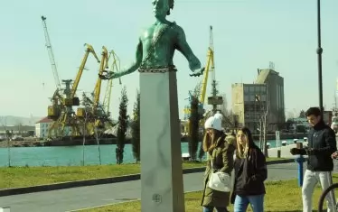 Бургазлии се удивляват на новата придобивка.