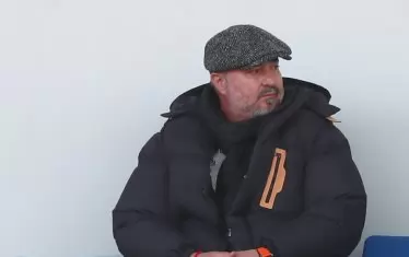 Селекционерът на националния отбор Ясен Петров беше заел място в ложите на ст. "Васил Левски".