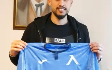 Мароканският защитник Файсал Рерас държи фланелка на "Левски", след като е подписал договора си с клуба.