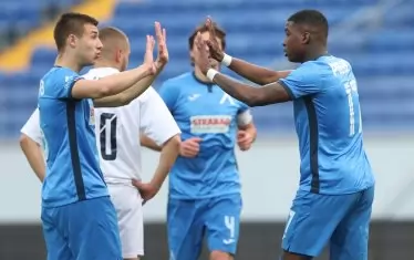 Найджъл Робърта (вдясно) получава поздравления за гола си в днешния мач.