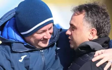 Треньорът на "Левски" Славиша Стоянович се прегръща сърдечно  преди началото на контролата с колегата си от "Хебър" Николай Митов, който е и бивш наставник на "сините".