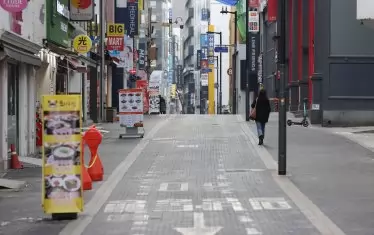  Централните части на хиляди малки градове сега напомнят обезлюдените, изоставени улици от мрачна филмова фантастика. Отсега е ясно, че те няма да възкръснат. 