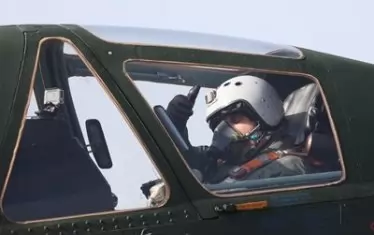 Каракачанов се повози на ремонтиран съветски Су-25