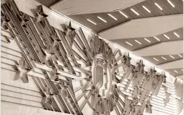 Пластичното пано в чакалнята на Централната жп гара в София, дело на Иван Кирков, изчезва по време на ремонта през 2014 г.  