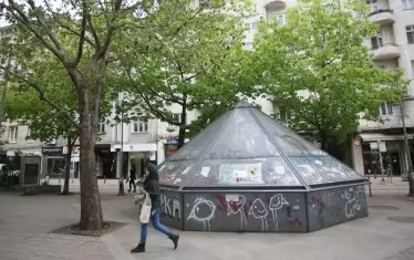  Години след инцидента, при който загина млад мъж, фонтанът на площад "Славейков" стоя покрит като паметник на безхаберието.