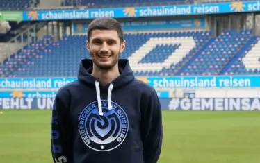 Стефан Велков при представянето си в "Дуисбург" преди 10-ина дни.