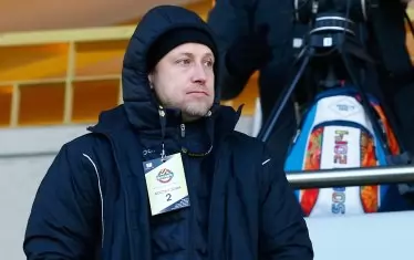 Собственикът на "Ботев" (Пд) Антон Зингаревич гледа замислено мача от трибуната на стадиона в Коматево.