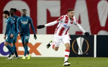 Милан Павков (вдясно) от "Цървена звезда" е подивял от радост, след като е изравнил за 2:2 срещу "Милан" в последната минута на двубоя в Белград.