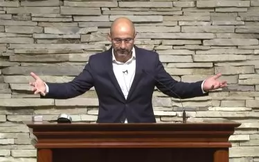 Гавин Пийкок в момента е пастор в Calvary Grace Church в Калгари.