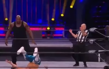 Баскетболистът е тръшнал с "бомба" противника си.