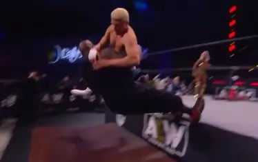 Коди Роудс поваля Шак от ринга върху масата.