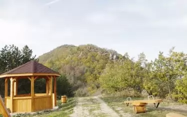Мястото за почивка, от което се вижда хълмът на Голям Боровец