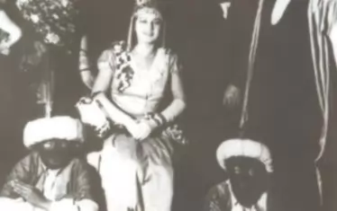 Момент от награждаването на Люба Йоцова като Мис България 1929 г. Роклята е изработена от Пелагия Видинска.