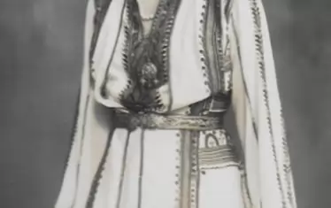 Царица Йоана с рокля с български шевици.