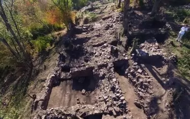 Останки от сгради и стената в източната част на крепостта