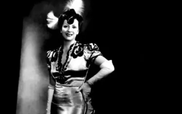 Оперетната прима Мими Балканска също е сред клиентките на моделиерката.