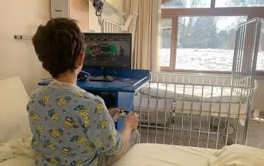 За децата, на които се налага по-дълъг болничен престой, от компанията са осигурили забавление в болничните стаи.