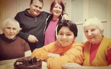 2020 г. - Растащият като гъба немирник с мама, тати, дядо и баба.