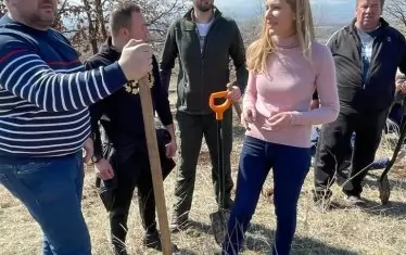 Младен Маринов и Николина Ангелкова засаждат дръвчета нейде из Софийско.